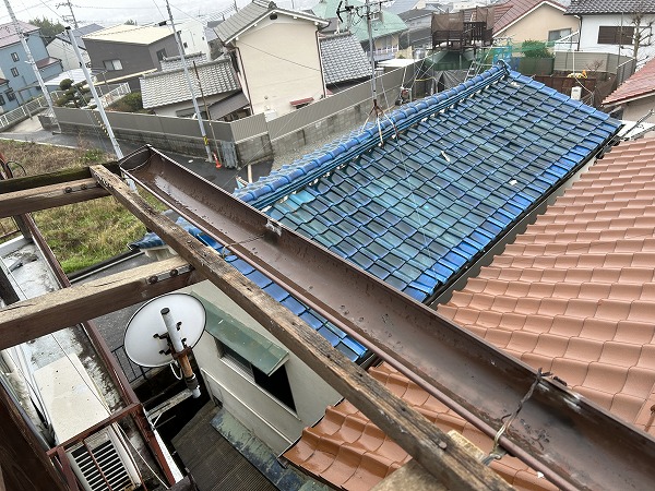 雨樋に溜まったゴミや汚れを取り除きました