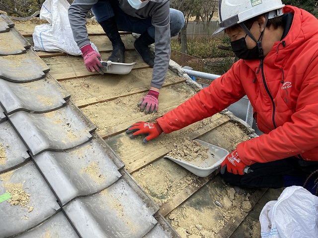 割れた瓦と傷んだ葺き土の撤去