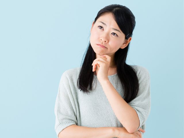 悩む女性