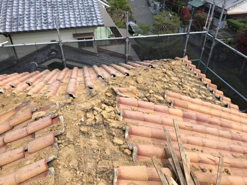 既存屋根材（S瓦）の解体・撤去