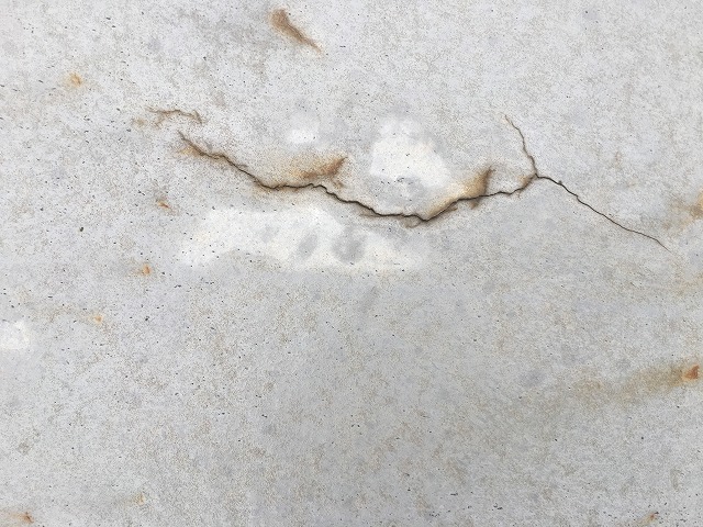 既存防水層の劣化やひび割れを確認