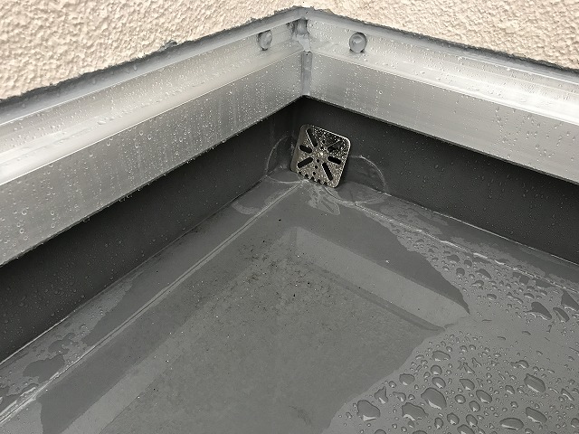 既存防水層の劣化やひび割れを確認