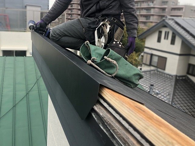 古い下地を撤去後、新しい木製の貫板を設置