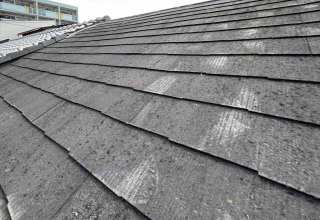 経年劣化したスレート屋根にひび割れが多数見られ、防水性が著しく低下