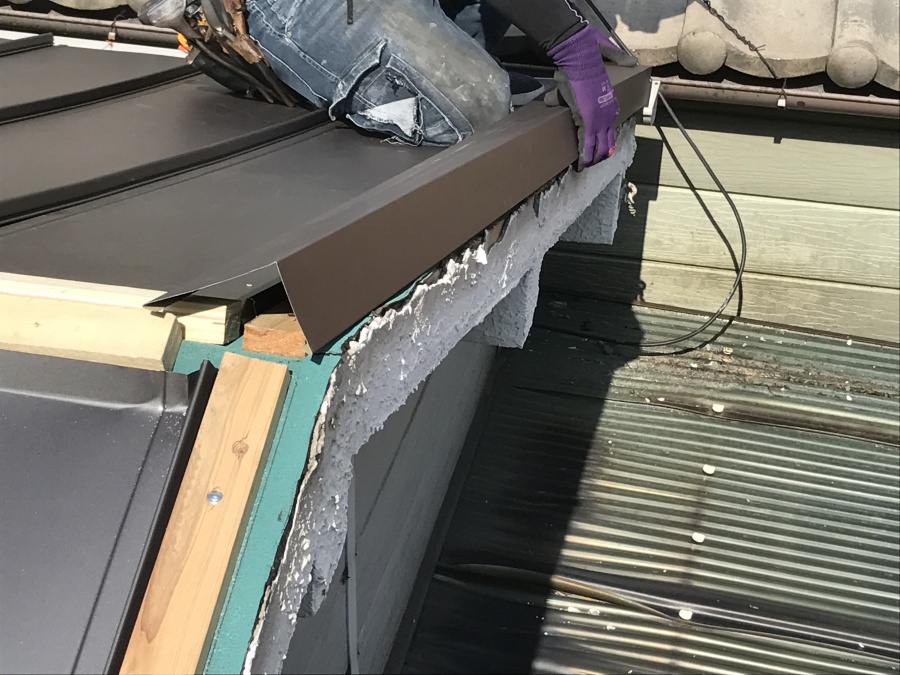 鼻隠し板金の施工